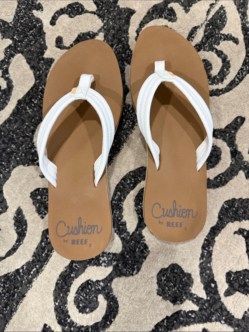 Reef White Strap Cushion Flip Flop Sandals with Brown Footbed - Picture 1 of 2